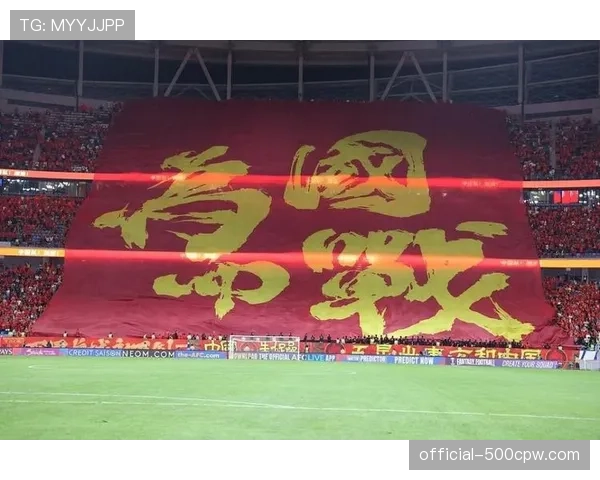 场边花絮:看台上出现巨型tifo,致敬即将退役的球队传奇 场边花絮:看台上出现巨型tifo,致敬即将退役的球队传奇